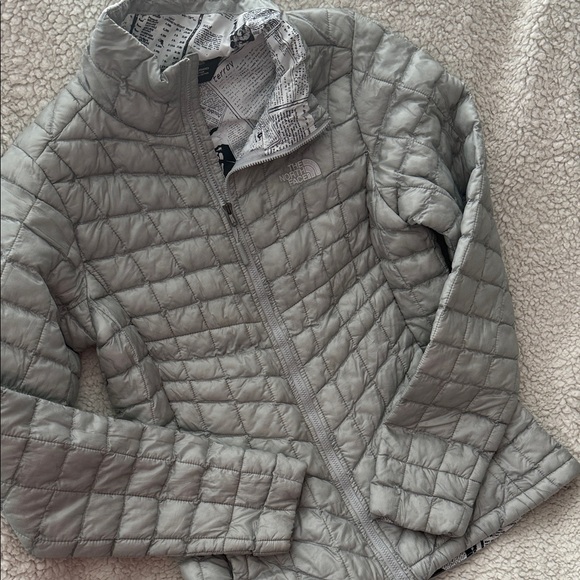 The North Face Women's Light Gray Puffer Jacket - Picture 1 of 3